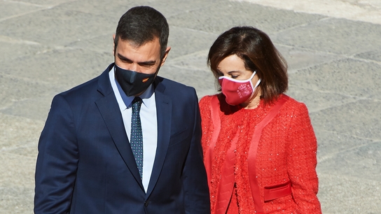 El presidente del Gobierno, Pedro Sánchez, y la ministra de Defensa, Margarita Robles.